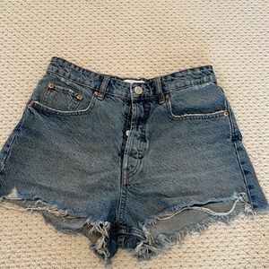 Zara medium wash jean shorts size 8